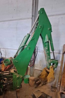 retro tractor terraco cazo excavacion excavación zanja plantacion plantación árbol arbol olivo almendro pistacho tubería case