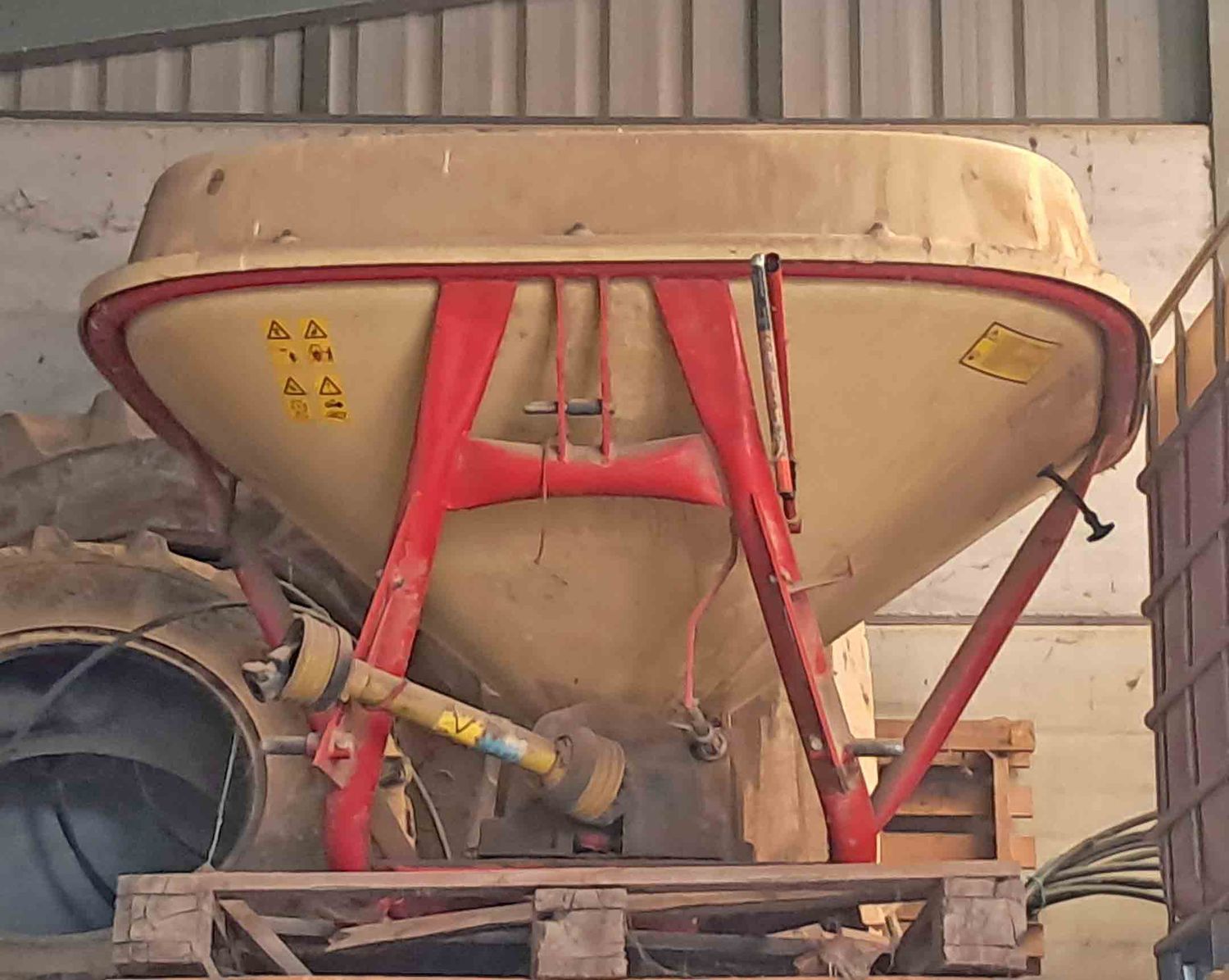 abonadora suspendida vicon cierre hidraúlico hidraulico  abono granulado simiente semilla siembra cereal olivar 1.000 kilo