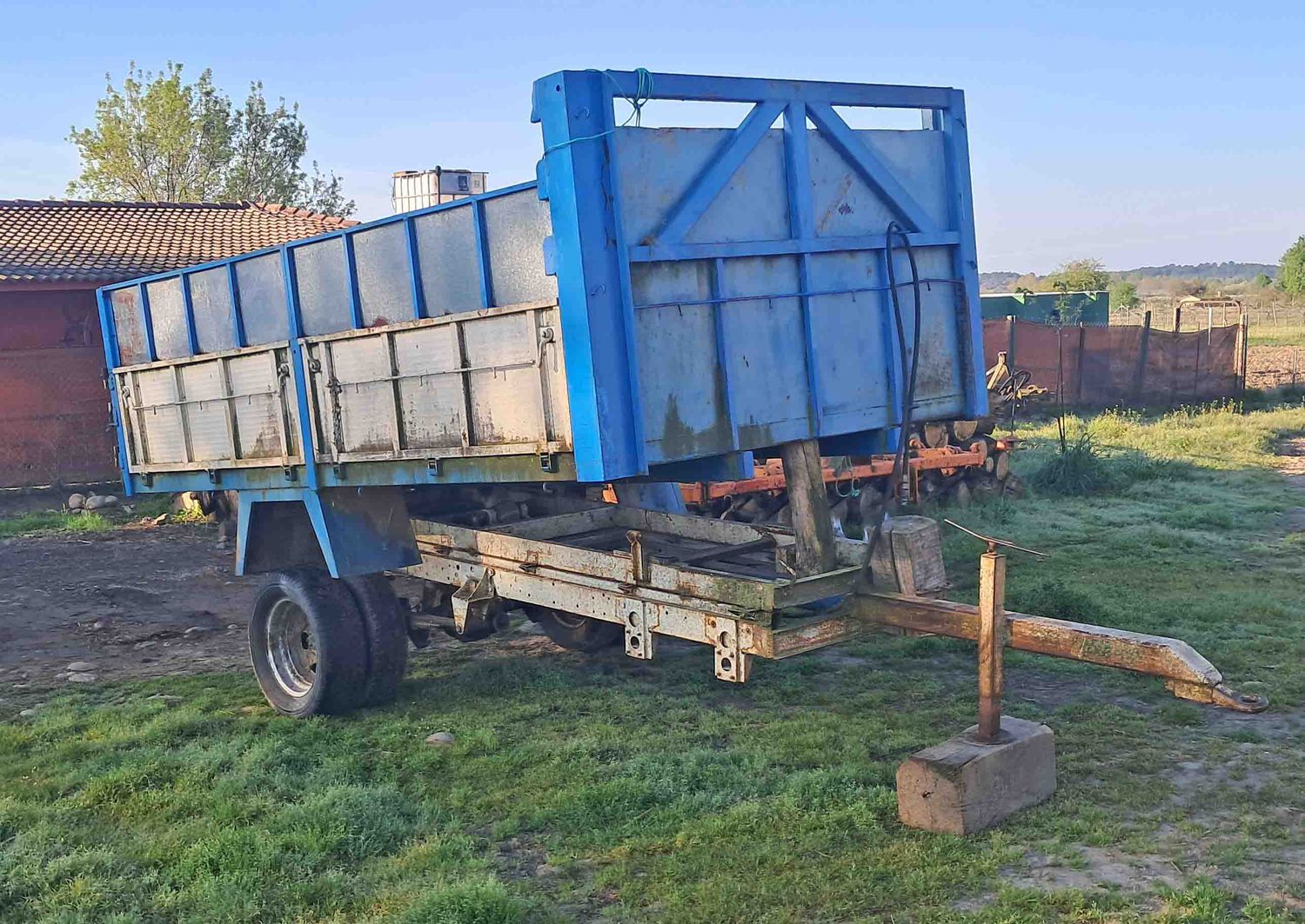 remolque basculante freno hidráulico 2 ejes sobrelaterales plataforma alpacas paquete grandes pequeños pulpo siembra pendular