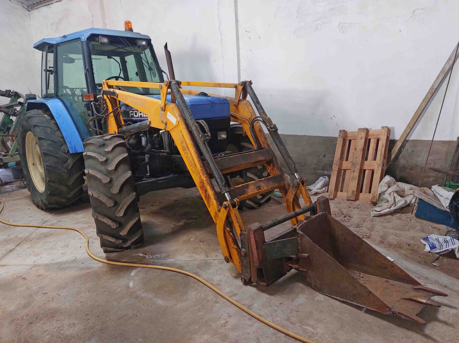 tractor ford 8340 pala tenias cazo doble tracción cv traccion paraguas olivar cornicabra picual new holland alpaca john deere