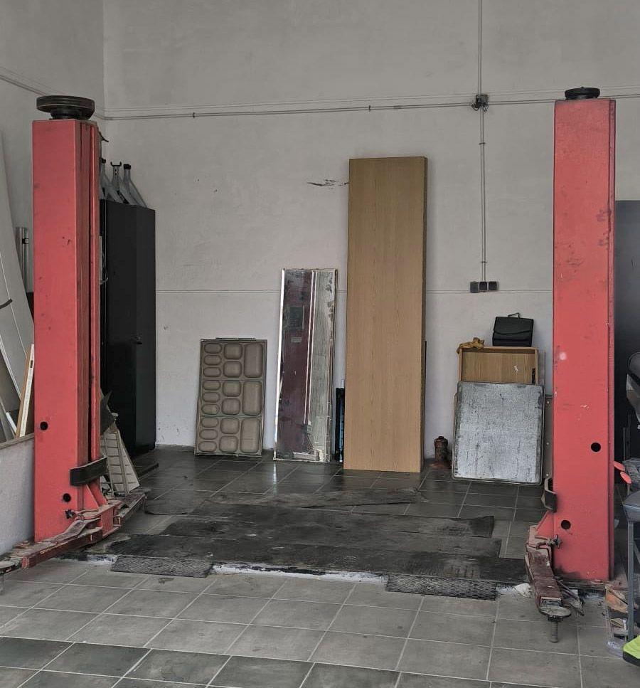 elevador columna trifasico kilo kg plataforma vehículo vehiculo motor tornillo furgoneta taller mecánico mecanico averia