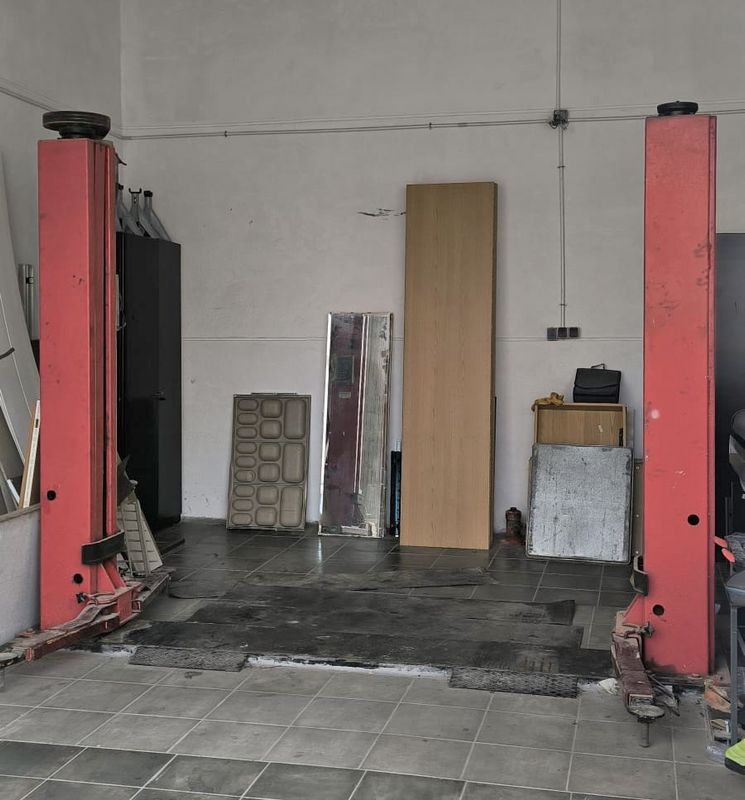elevador columna trifasico kilo kg plataforma vehículo vehiculo motor tornillo furgoneta taller mecánico mecanico averia
