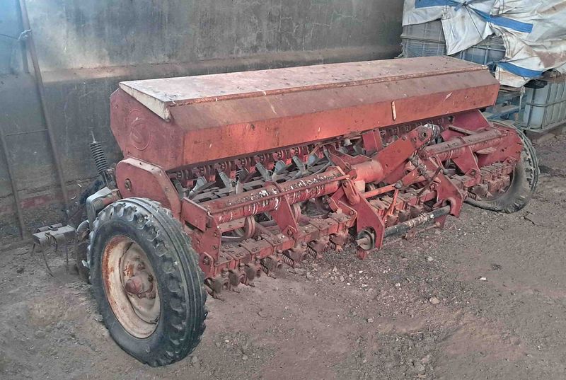 sembradora sola supersem 680-19 C bota chorro salida simiente abono rastra tolva alfalfa garbanzo reglas tractor john deere
