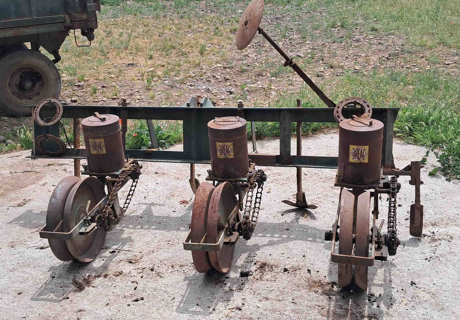 sembradora maiz girasol pipas paloma caza 3 surco siembra tractor maíz torcaz regadío riego tierra vega río rio panocha deere