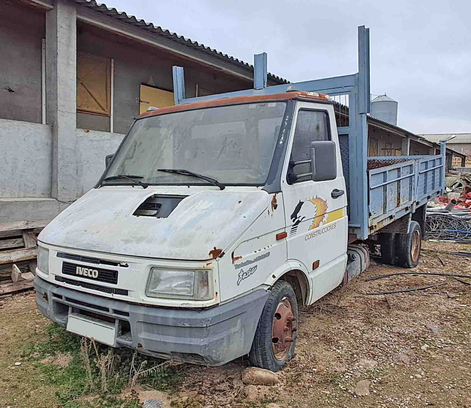 camión camion basculante IVECO TURBO DAILY 35-10 caja motor gripado ruedas gemelas cv km obra construcción construccion b