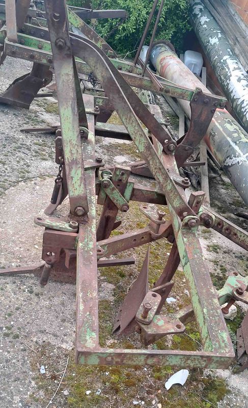arado vertedera viña viñedo tractor cepa uva tractor poda trituradora picadora recogedor sarmiento intercepa industrias david