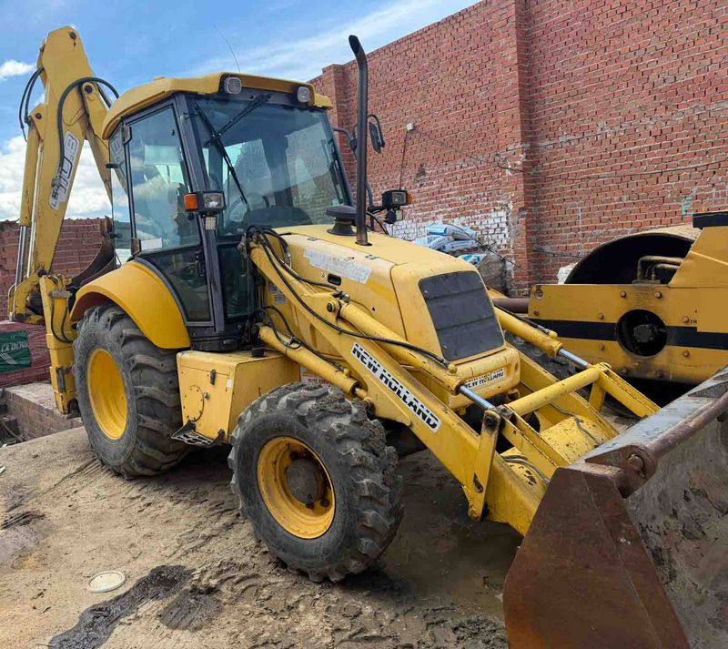 retro excavadora retroexcavadora mixta new holland LB 110-B turbo martillo cazo limpieza movimiento tierra construccion palet