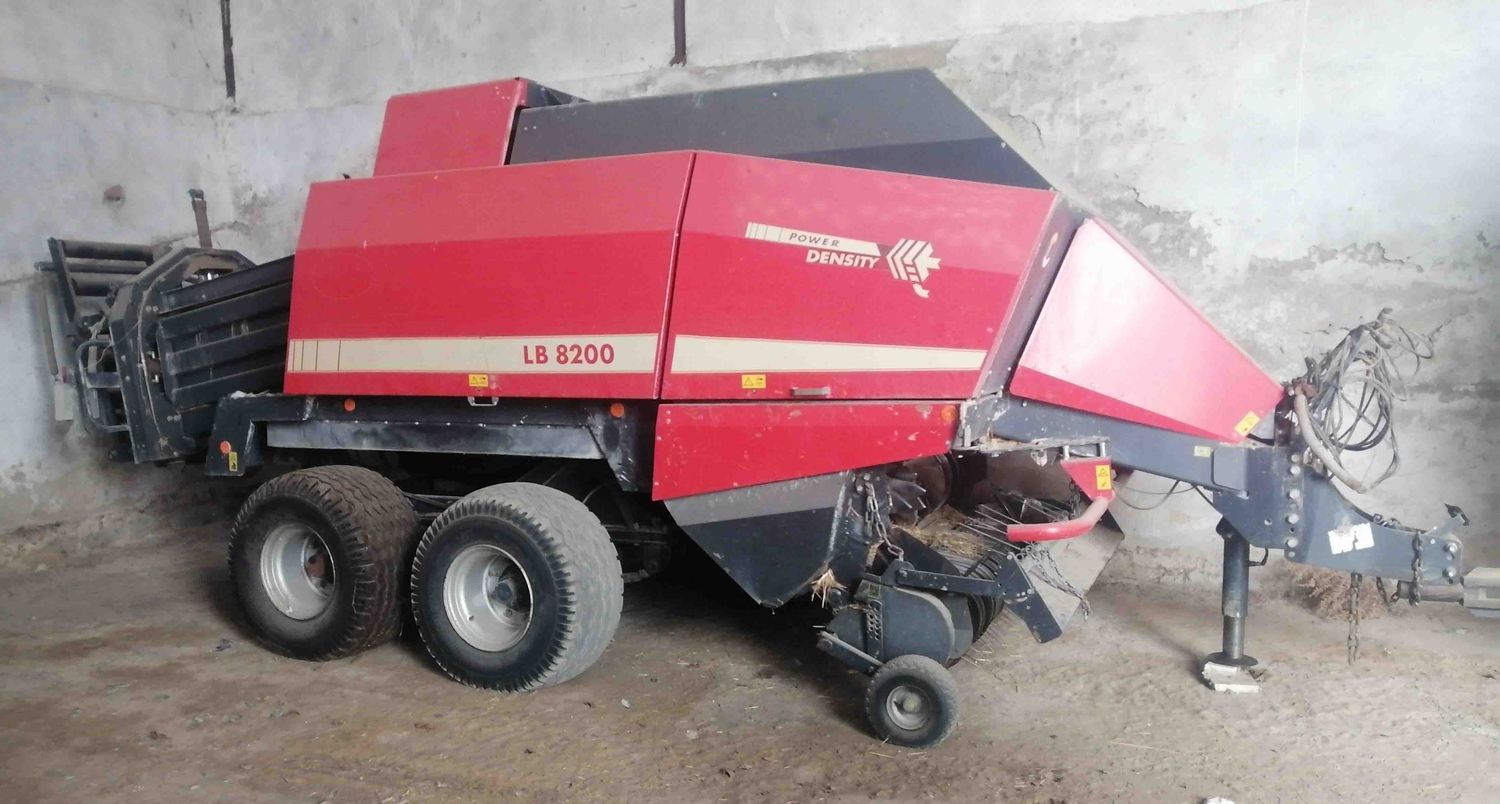 empacadora gigante con precámara Vicon LB 8200 alpaca paca 4 cuerdas precamara grande tractor segadora hilerador forraje case