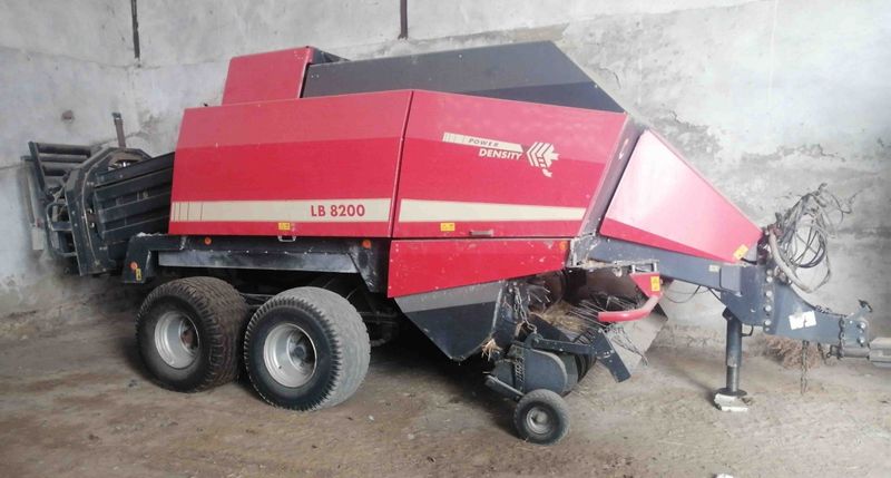 empacadora gigante con precámara Vicon LB 8200 alpaca paca 4 cuerdas precamara grande tractor segadora hilerador forraje case