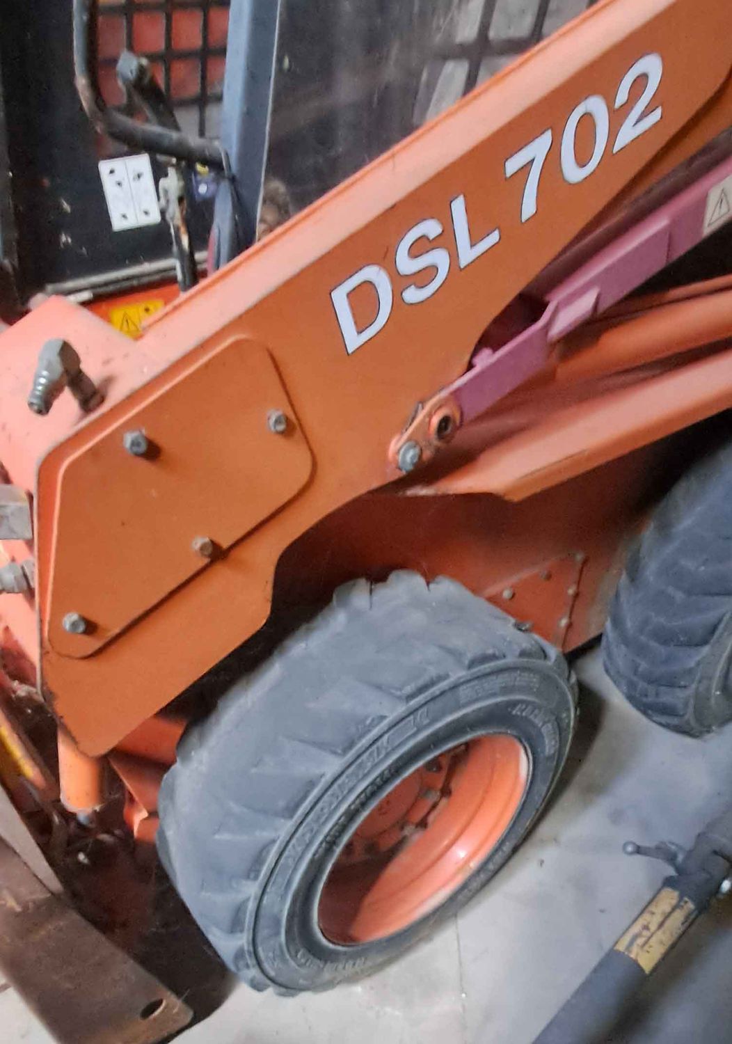 Minicargadora Daewoo DSL 702.