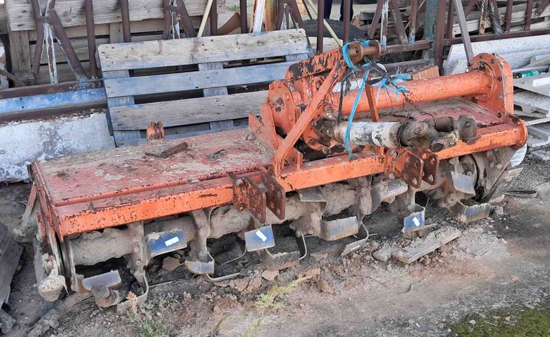 rotavator rotocultivador fresadora tractor howard ERM-75 trabajo 2 m metro cardan huerto hierba regadío regadio invernadero