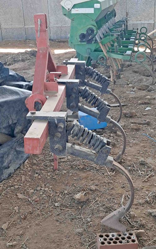 cultivador aporcador 3 brazo bastidor corredera mordaza muelle semichisel chisel ransomer huerto hortaliza golondrina tractor