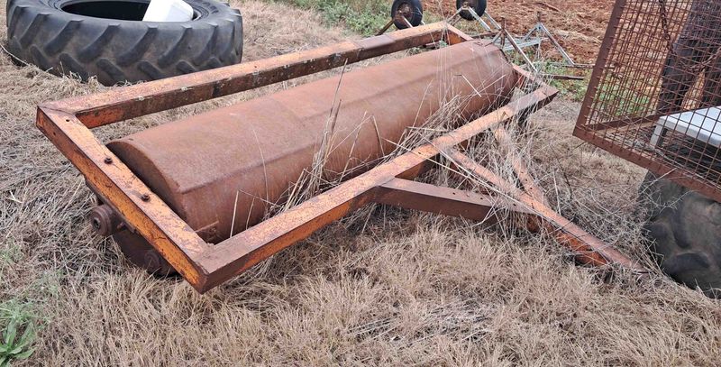 rulo rodillo cilindro liso mecánico mecanico tren transporte ruedas tiro pared tapon tapón desague lleno agua hidráulico case