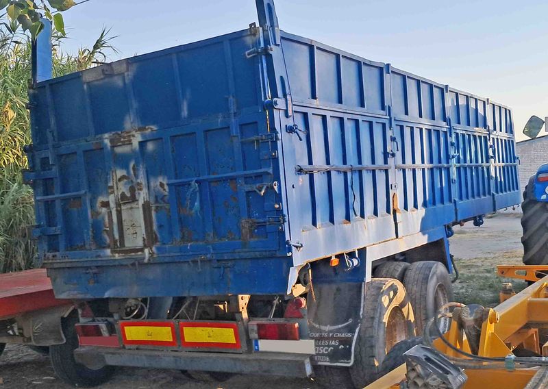 remolque semirremolque caja basculante trailer cabeza tractora transporte cereal alapaca forraje paca agricultura leciñena