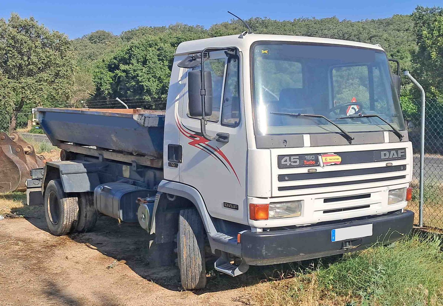 camion camión porta contenedores portacontenedor multibasculante escombro DAF FA 45.180 CS retroexcavadora mixta derribo tier
