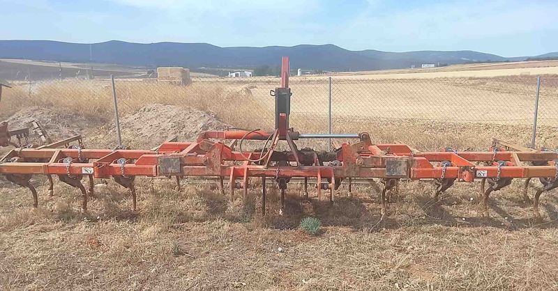 cultivador semichisel noli chisel brazo mordaza muelle rastra abatible hidraulico hidraúlico tractor desahogo fendt john deer