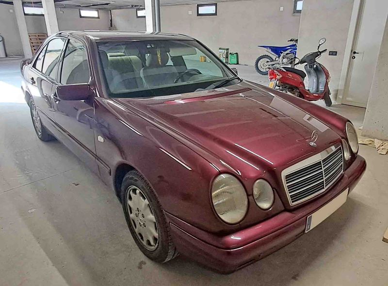 berlina mercedes benz E320 gasolina cv 6 cilindro itv turismo cilindrada carretera viaje cambio automático automatico rueda