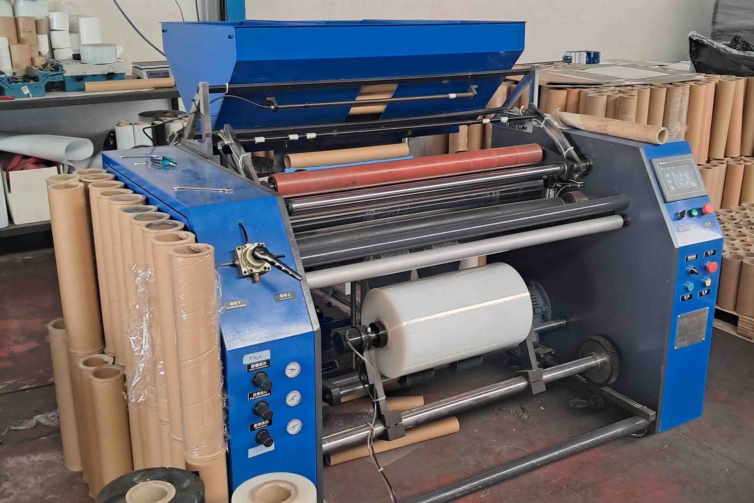 rebobinadora cortadora film bobina jumbo yumbo canuto paletizadora embalaje palet industrial plastico plástico pvc carretilla