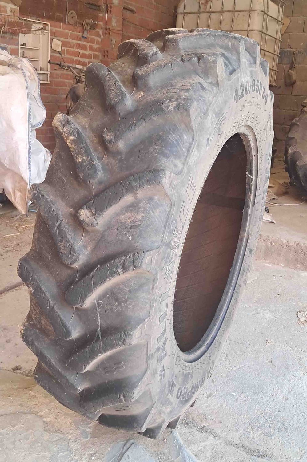 cubierta de tractor alliance medida 420/85R34 y 320/85R24 rueda contrapeso dibujo simple doble traccion traccción