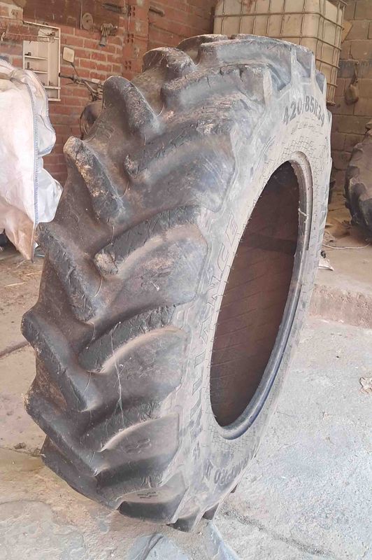 cubierta de tractor alliance medida 420/85R34 y 320/85R24 rueda contrapeso dibujo simple doble traccion traccción