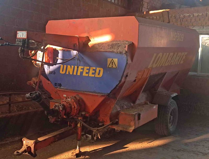 remolque unifeed carro mezclador comida lombarte MS-309 cebadero cabra oveja vaca leche alpaca pienso forraje algodon cereal