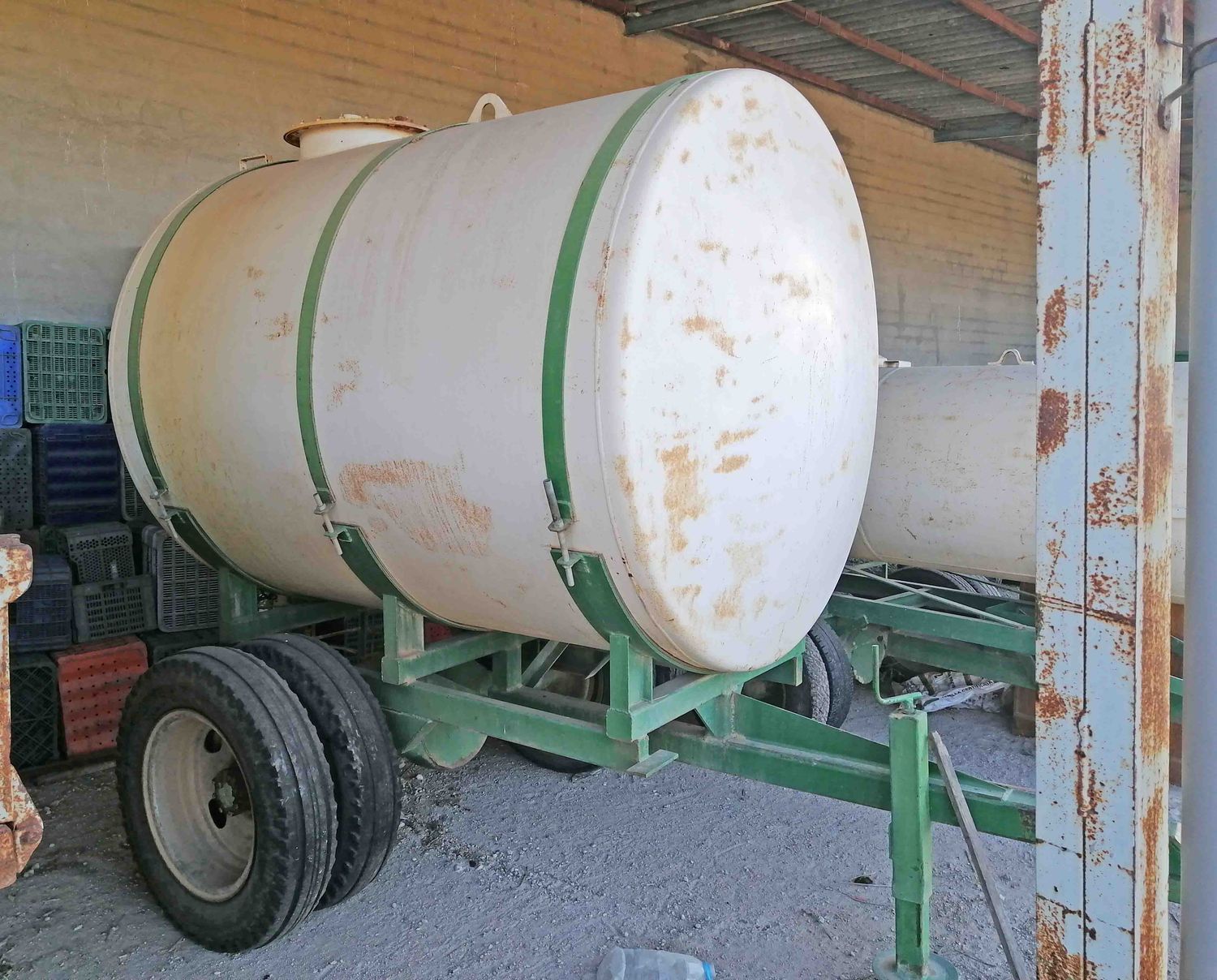 remolque cuba hierro agua ganado vaca vacas campo oveja cabra rueda gemela tractor tiro cincho bastidor capacidad redondo
