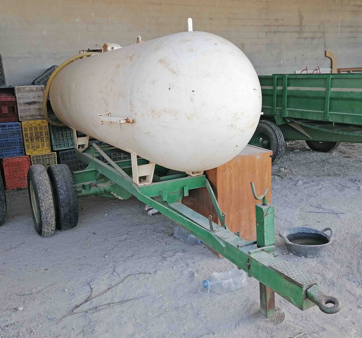 remolque cisterna cuba ruedas gemelas bastidor camión camion tiro lanza tanque agua litro agricultura ganado beber vaca campo