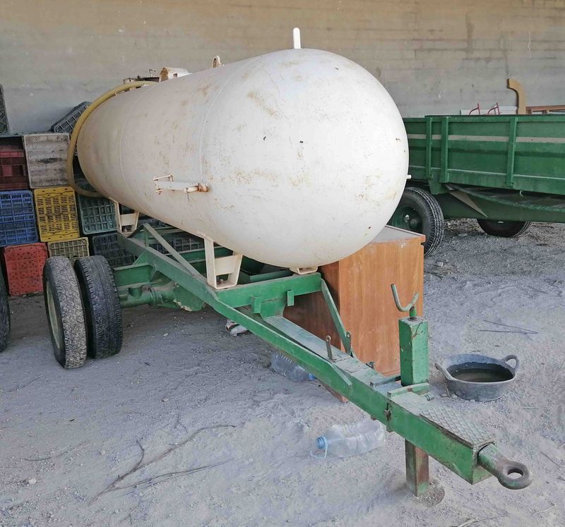 remolque cisterna cuba ruedas gemelas bastidor camión camion tiro lanza tanque agua litro agricultura ganado beber vaca campo