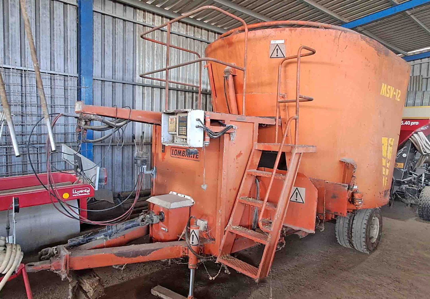 remolque unifeed carro mezclador lomabarte msv-12 comida ganado cebadero vacas leche oveja cabra pienso alpaca forraje ordeño