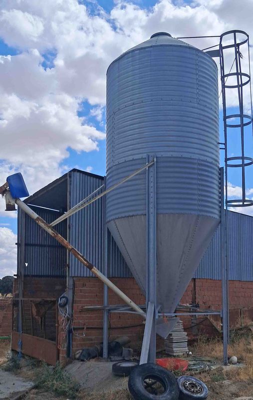 silo acero galvanizado sinfin sinfín 14.000 kilos kgs cebadero vaca leche oveja cabra granja tractor pienso capacidad grano