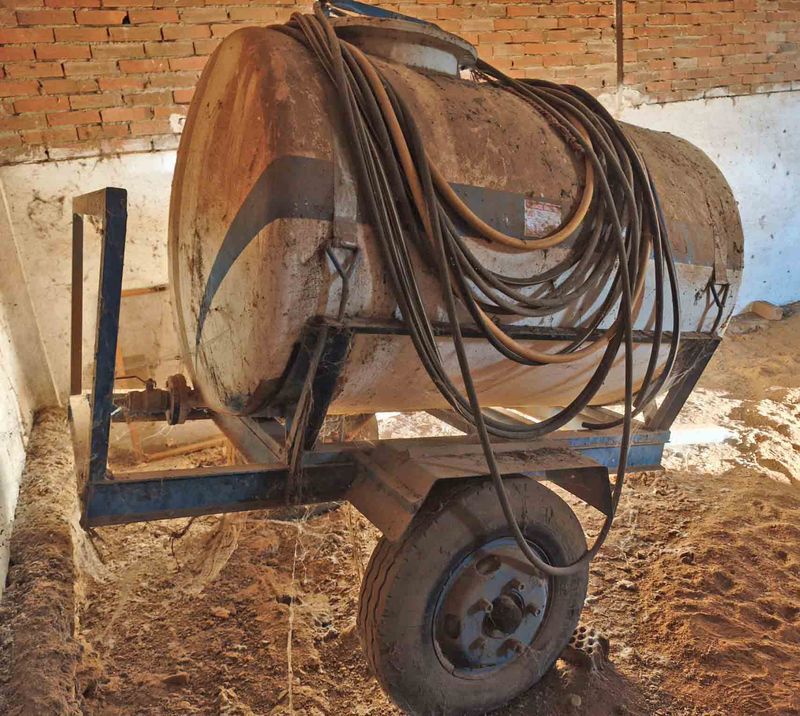 remolque cuba poliester poliéster agua riego beber animales ganado riego arbol olivar olivo almendro pistacho tractor tiro