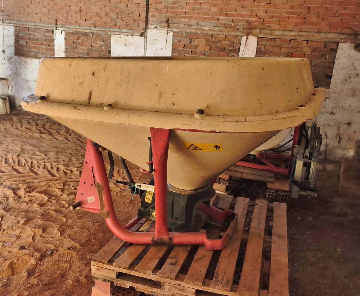 Abonadora pendular Vicon 800 Kgs.