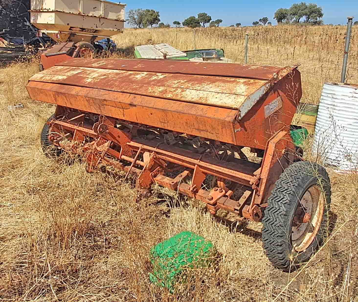 sembradora sola 17 botas brazos chorros rastra piñones hierro tolvas tolva cereal alfalfa reglas garbanzo tractor siembra 