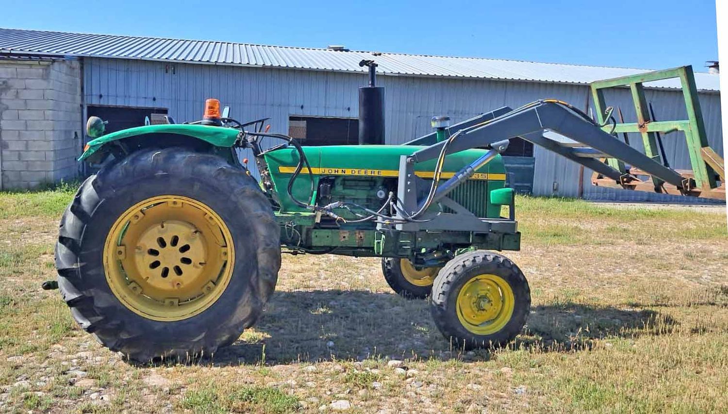 John Deere 3135 con pala transferible.