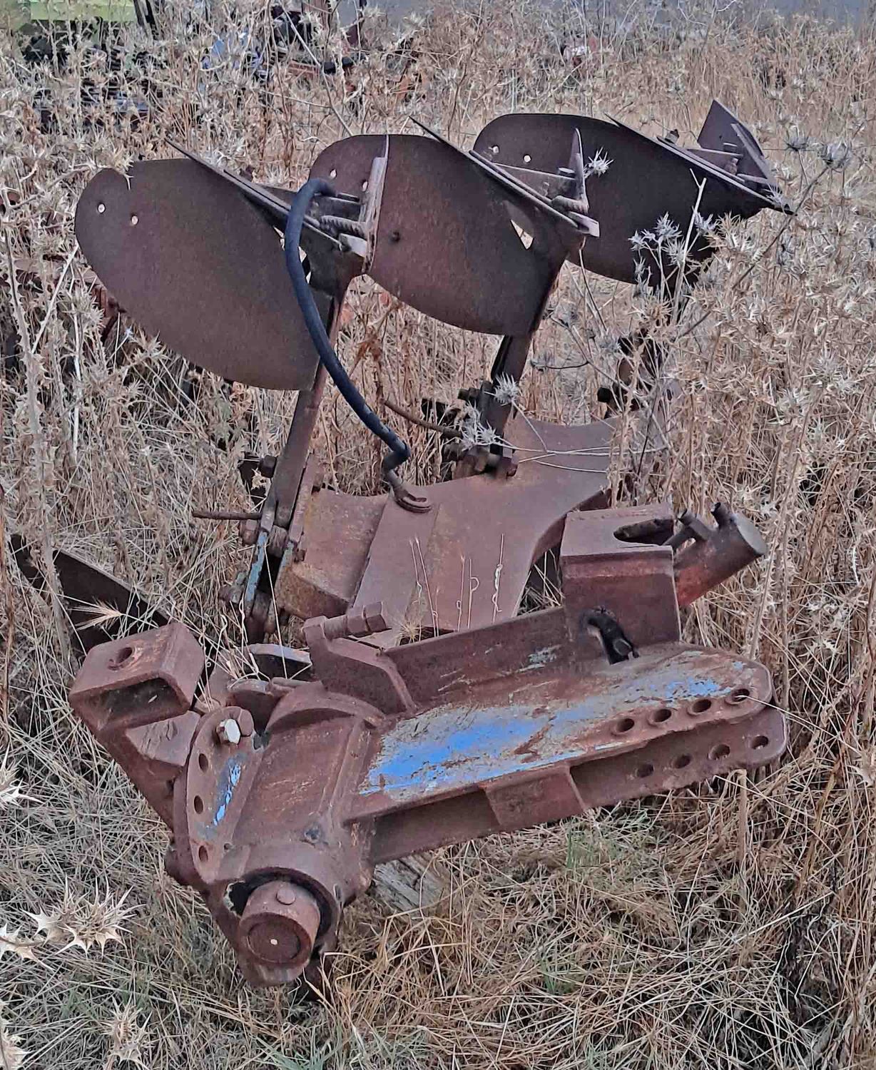 arado vertedera vertederas hidráulica hidraulicas reversibles 3 hojas tractor elevador tercer punto giratorias volteo cereral