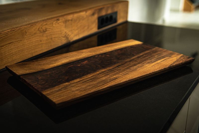 Servierbrett Nussbaum - Red lava flow Servierbrett Nussbaum - Red lava flow