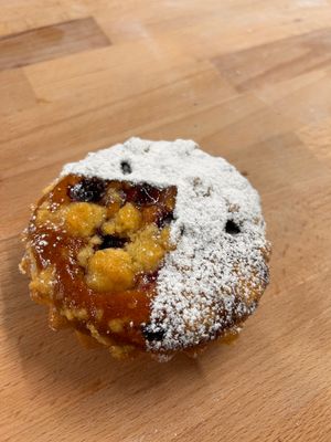Tartelette met cake en rode vruchten