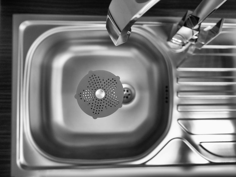 Robustes Abfluss-Sieb aus Kunststoff, ausgestattet mit einem Edelstahleinsatz, der als Geruchskiller unangenehme Abflussgerüc