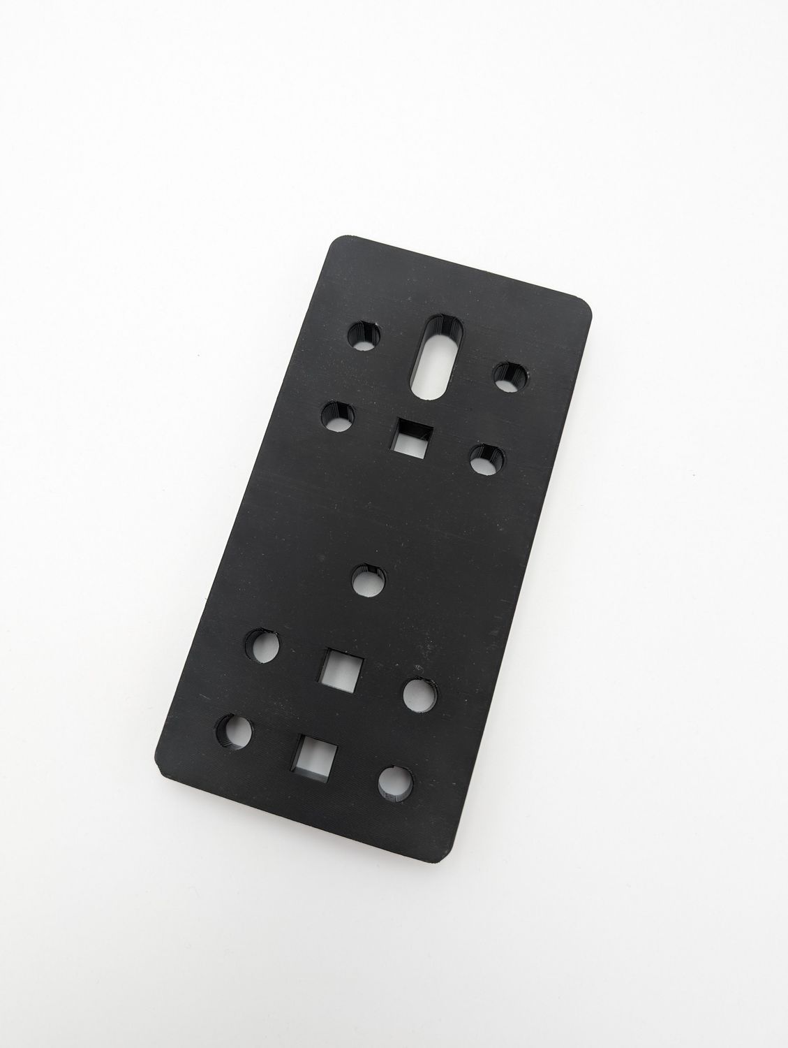 Szablon do montażu klamek – precyzyjne wiercenie w drzwiach