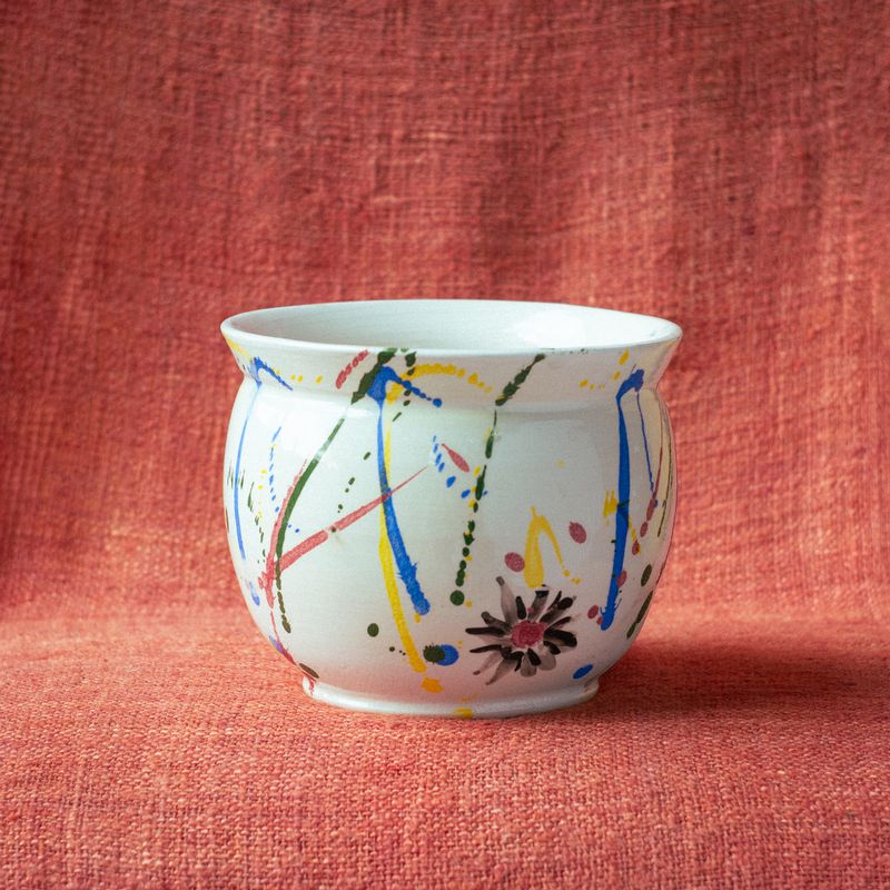 Pieza Blanca con Trazos de Color