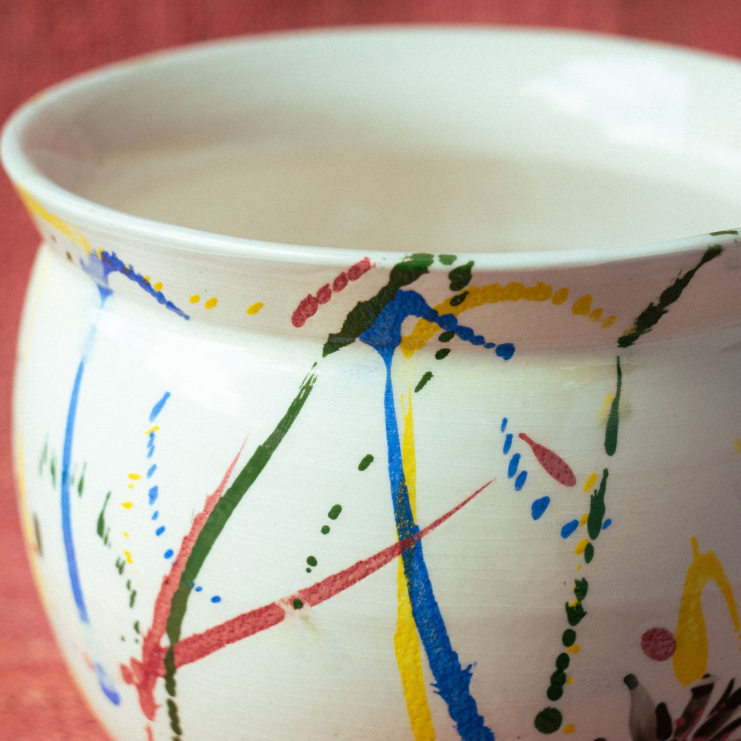 Pieza Blanca con Trazos de Color