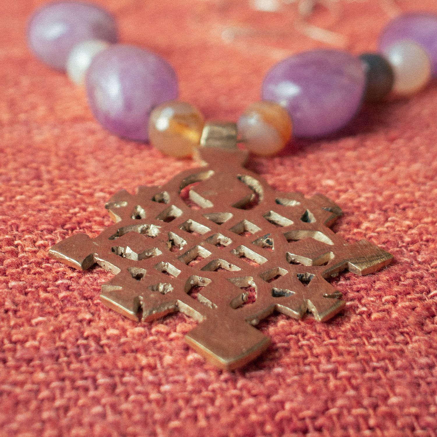 Colgante con Cruz Etíope y Piedras Minerales