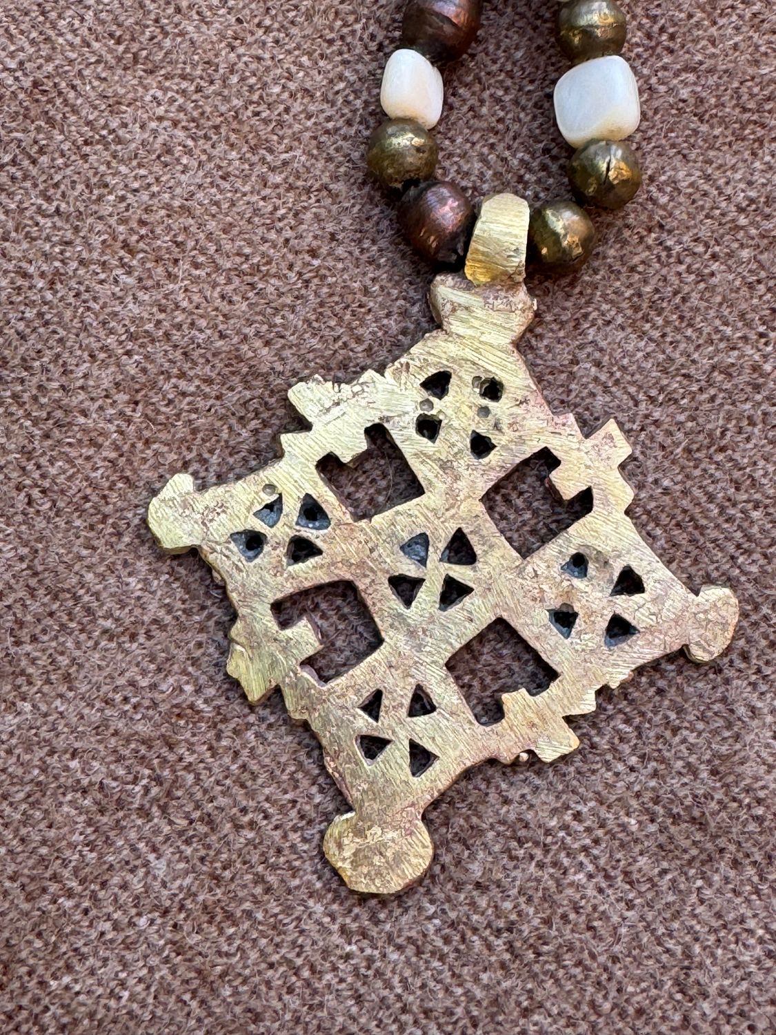 Collar de perlas de rio y cuentas metálicas con cruz etíope