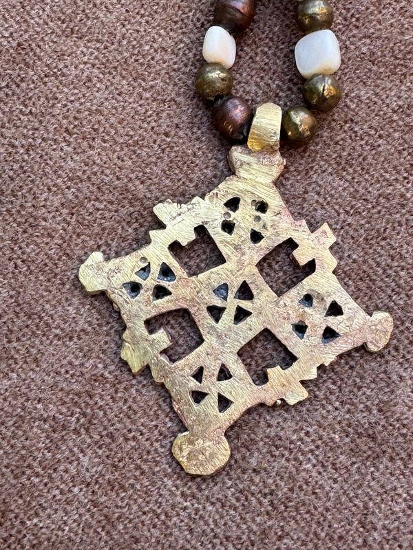 Collar de perlas de rio y cuentas metálicas con cruz etíope