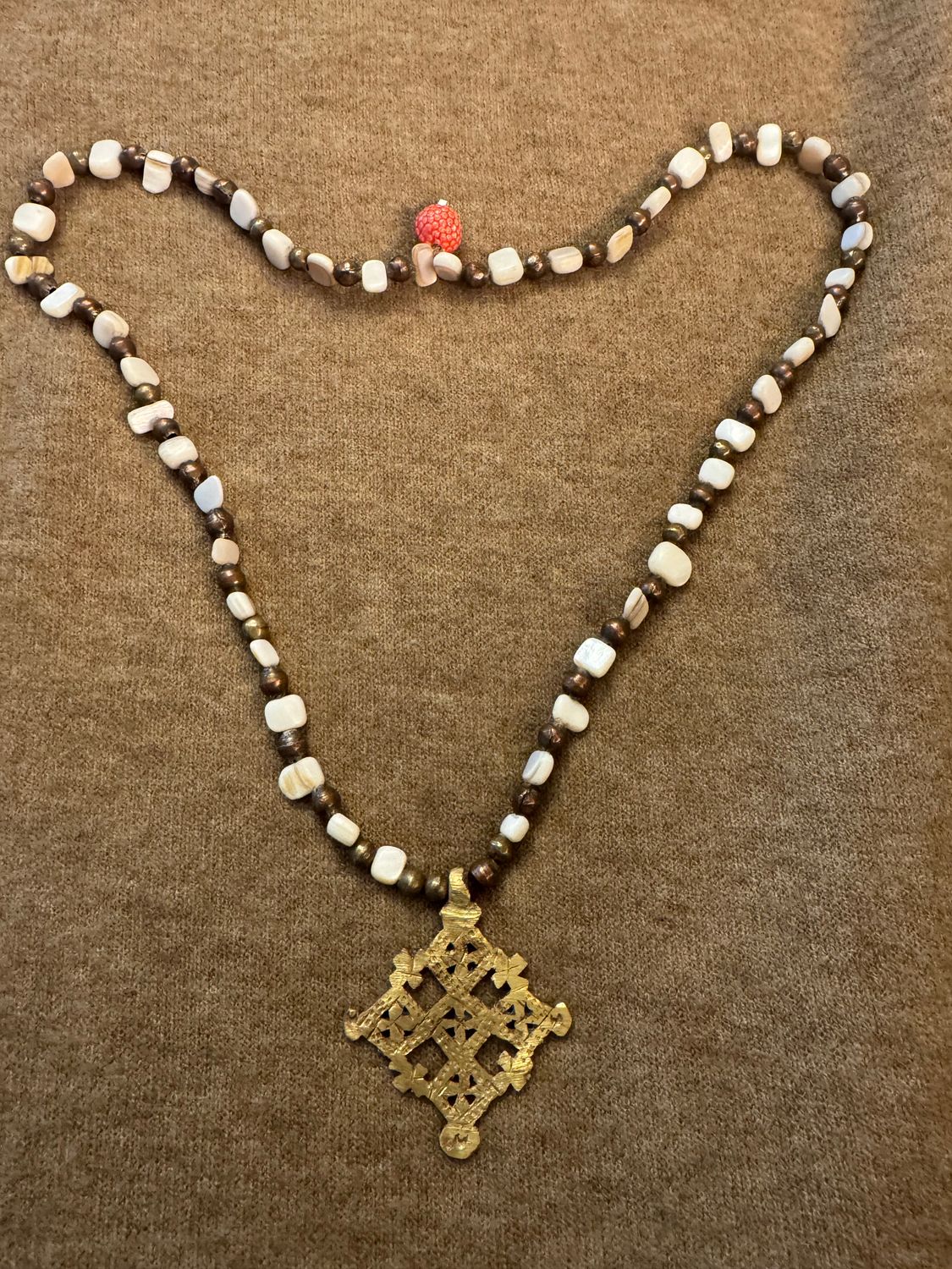 Collar de perlas de rio y cuentas metálicas con cruz etíope