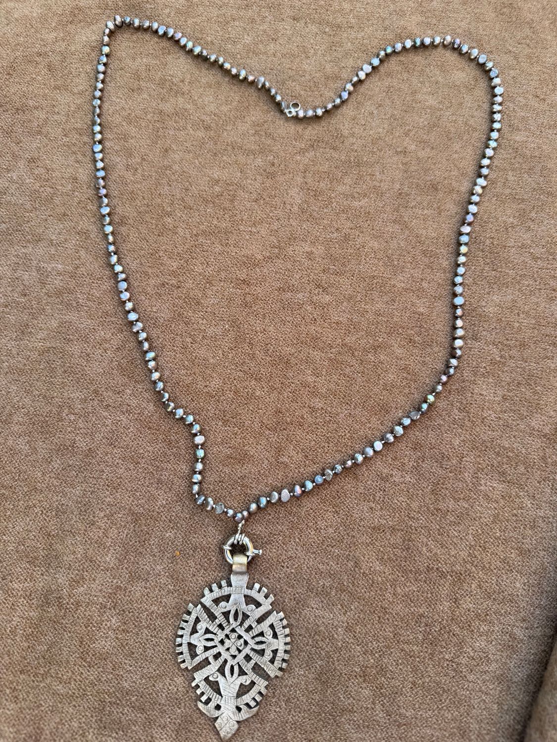 Collar de cuentas con cruz etíope