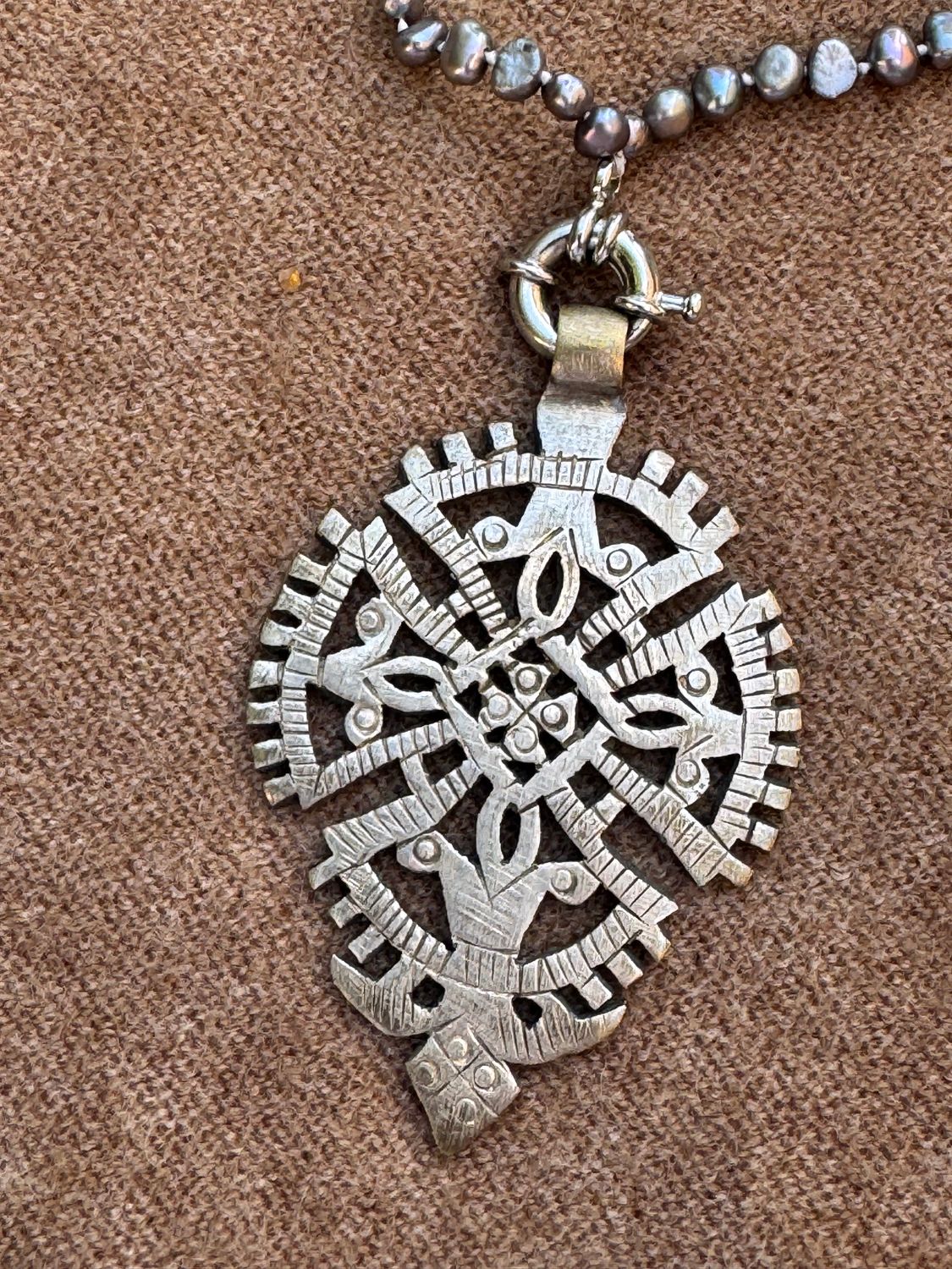 Collar de cuentas con cruz etíope