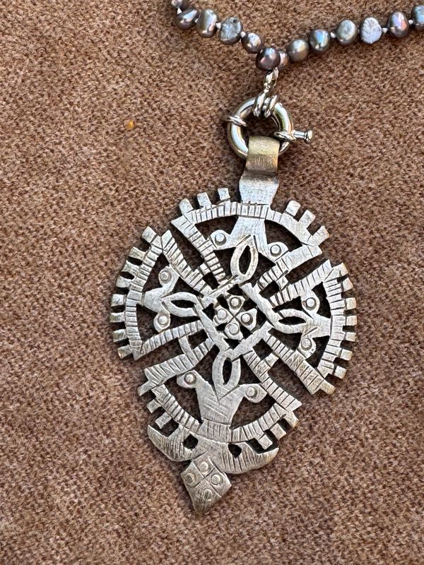 Collar de cuentas con cruz etíope