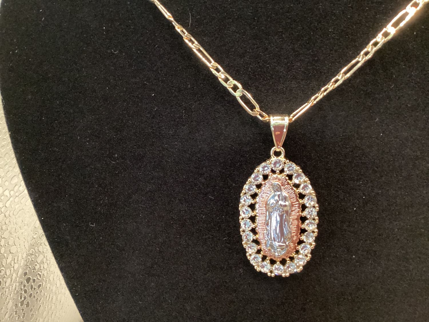 Necklace Our Lady of Guadalupe Oval large Gold-tone