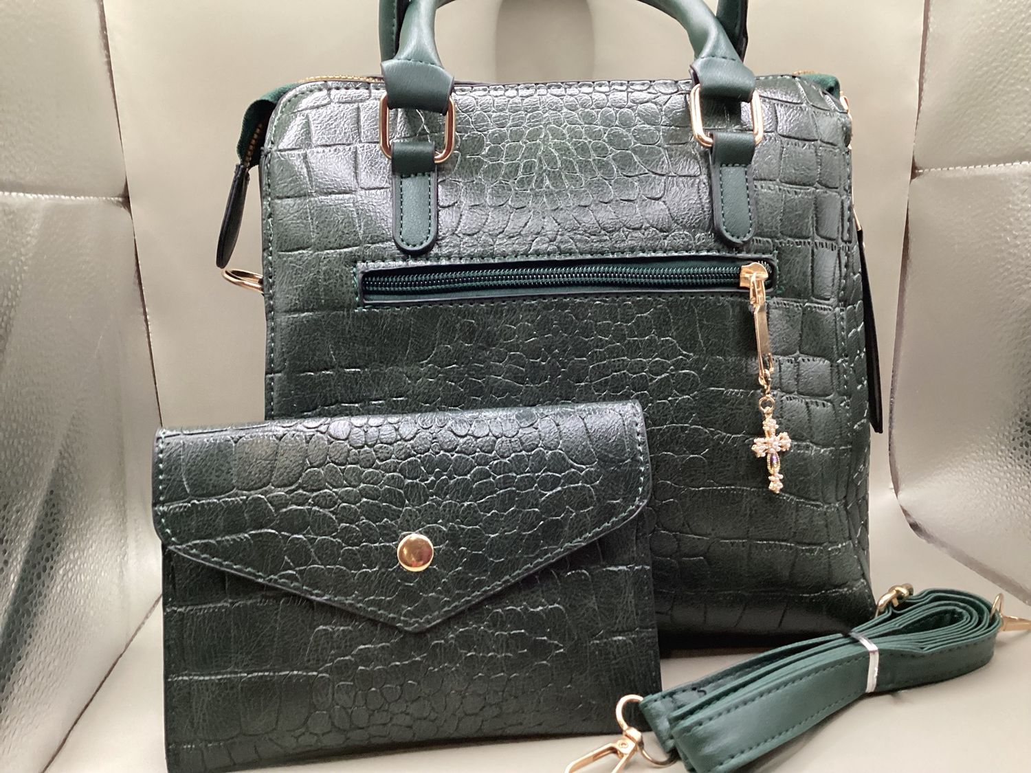 Coordinating purse set Green crocodile-embossed with wallet